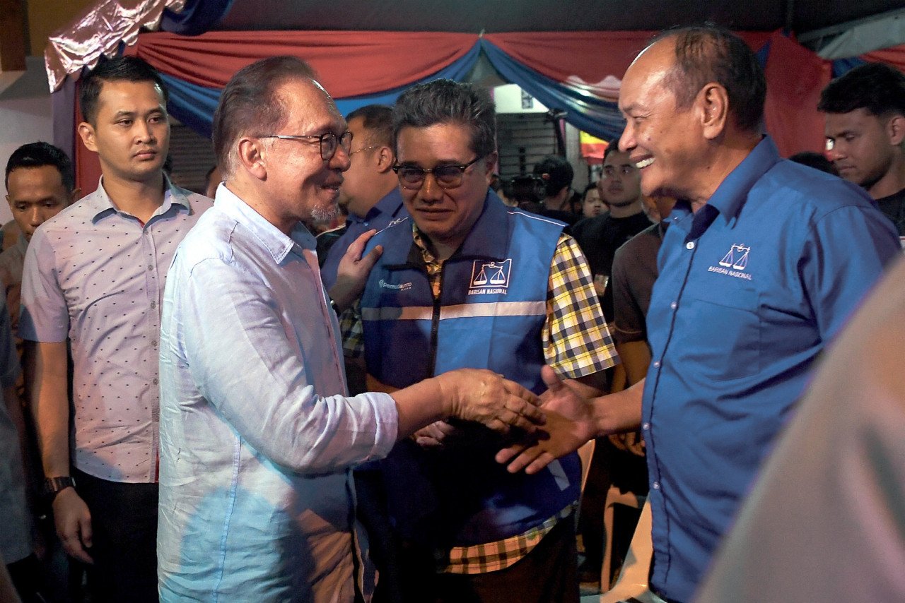 Anwar Ibrahim beramah mesra bersama pimpinan BN ketika hadir pada Ceramah Jelajah Perpaduan PMX @Labu - gambar BERNAMA