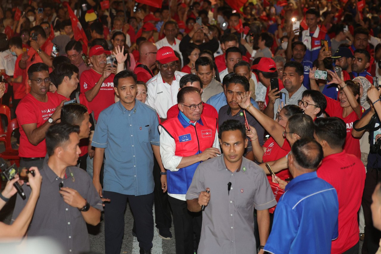 Anwar Ibrahim bersalaman bersama para penyokong - gambar BERNAMA