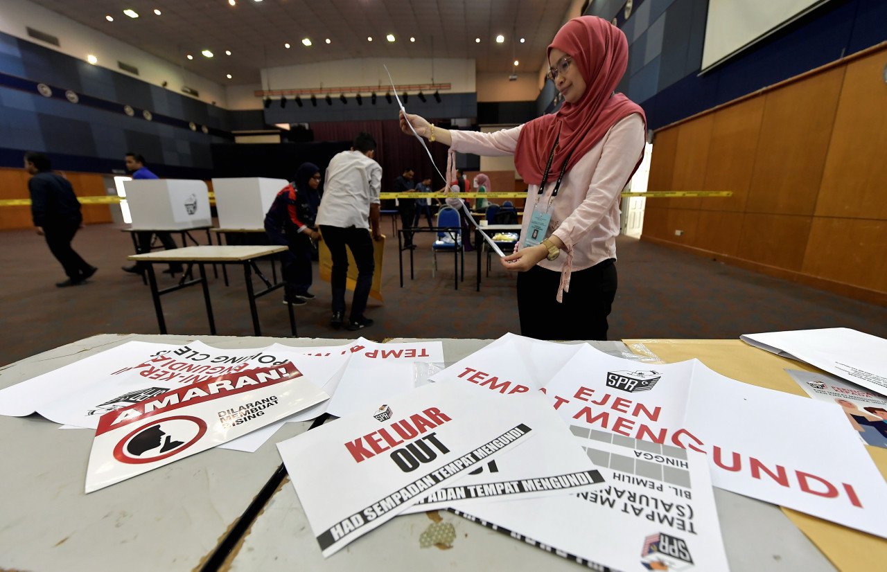 Petugas Suruhanjaya Pilihan Raya (SPR) sibuk membuat persiapan sempena Pilihan Raya Negeri (PRN) di Pusat Mengundi Awal di Dewan Utama IPK Selangor - gambar BERNAMA