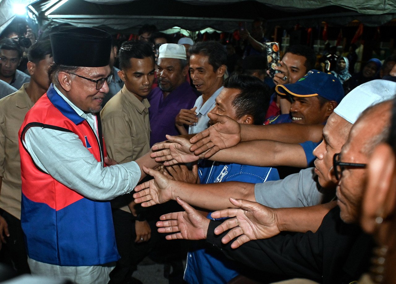 Anwar Ibrahim bersalaman bersama para hadirin pada Program Ceramah Jelajah Perpaduan MADANI di Kampung Telemong 