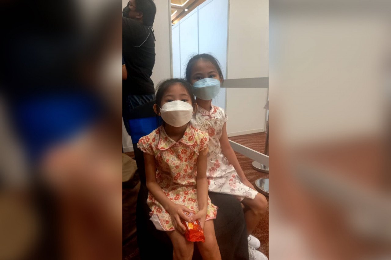 Fenix Wong Qing  lapan tahun, dan kakanya Vydia Wong Xin 10 tahun daripada Kepong, sangat teruja untuk mendapatkan vaksin PICKids di WTCKL. Mereka tiba bersama ibunya seawal jam 10.30 pagi lagi.