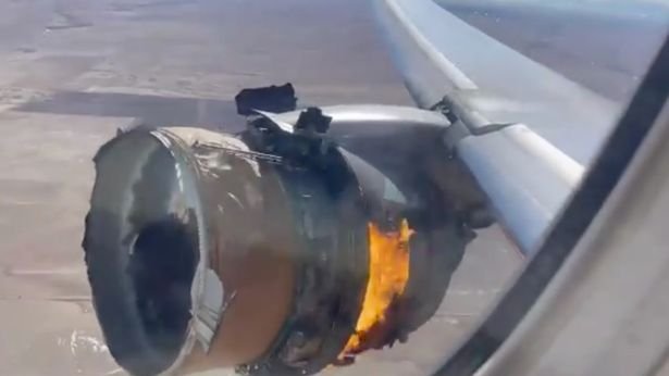 Gambar diambil seorang penumpang pesawat United Airlines menunjukan enjin yang sedang terbakar selepas meletup. 