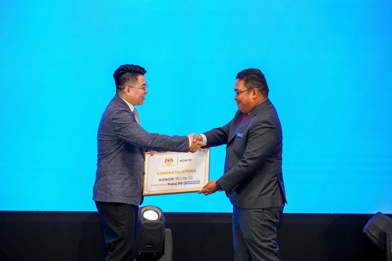 CEO HONOR Malaysia Li Jing (kiri) menyampaikan foamboard penghargaan kepada wakil Kementerian Komunikasi dan Digital di Emerging Industries Exchange Conference