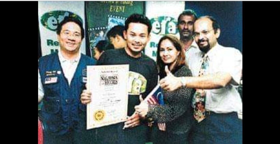 Halim Othman bersama sijil Malaysia’s Book Of Record 