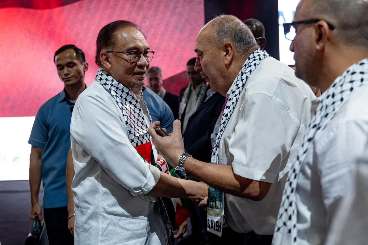 Perdana Menteri (kiri) bersalaman dengan Duta Besar Palestin, Walid Abu Ali (dua kanan) - gambar PMO