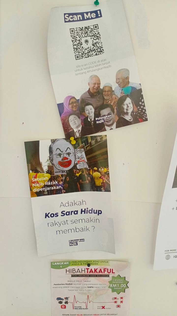 Risalah Himpunan Pulangkan Najib yang ditampal di sebelah dewan kuliah di UM - gambar X