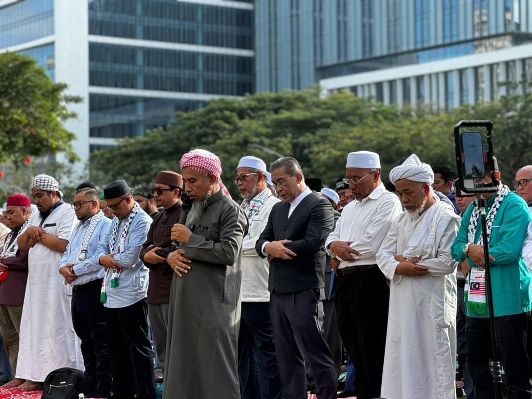 Peserta Himpunan Selamatkan Syariah menunaikan solat hajat di hadapan Istana Kehakiman di Putrajaya - gambar Pemuda PAS