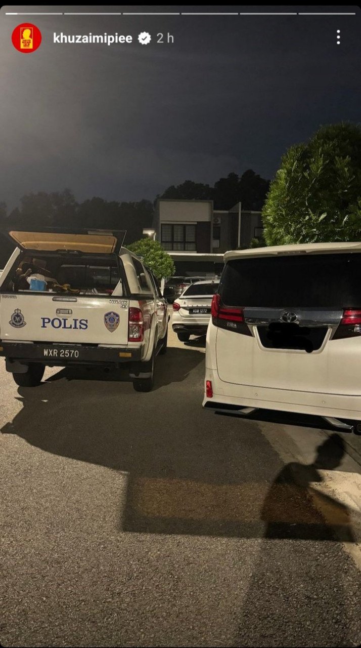 Kenderaan polis yang tiba di rumah Khuzaimi Piee selepas kediamannya dipecah masuk - Gambar Instagram