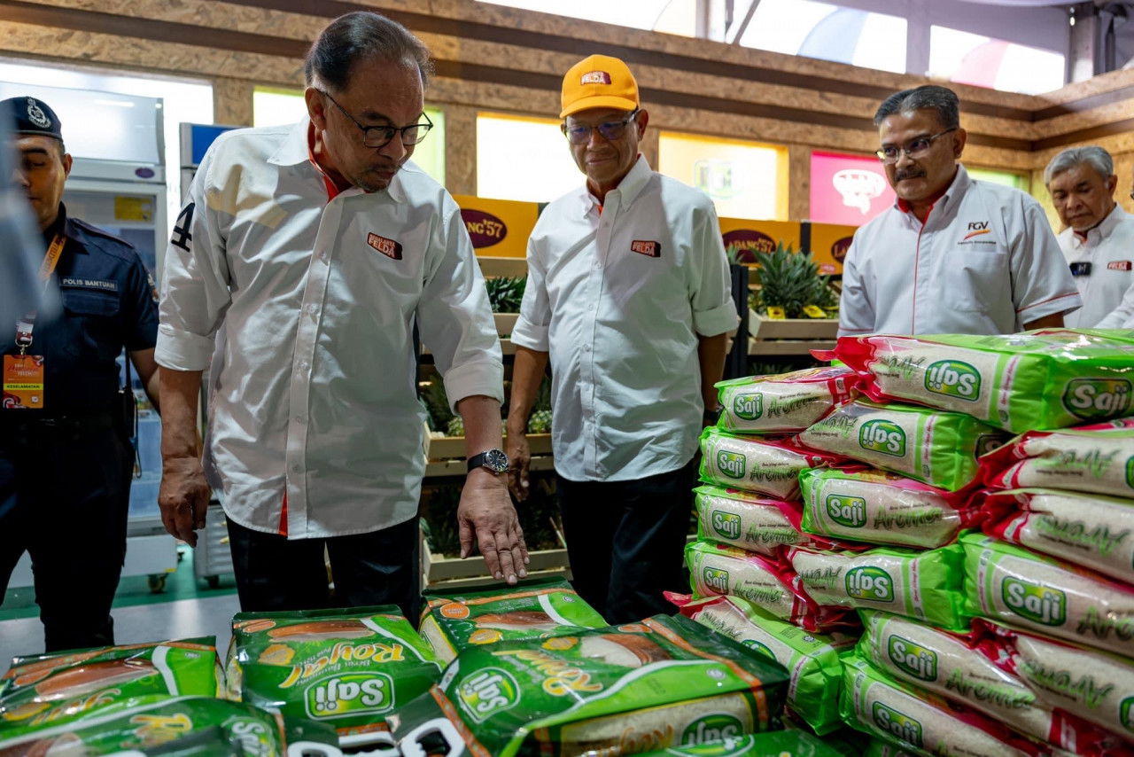 Perdana Menteri melihat antara hasil jualan dihasilkan peneroka Felda - Gambar PMO