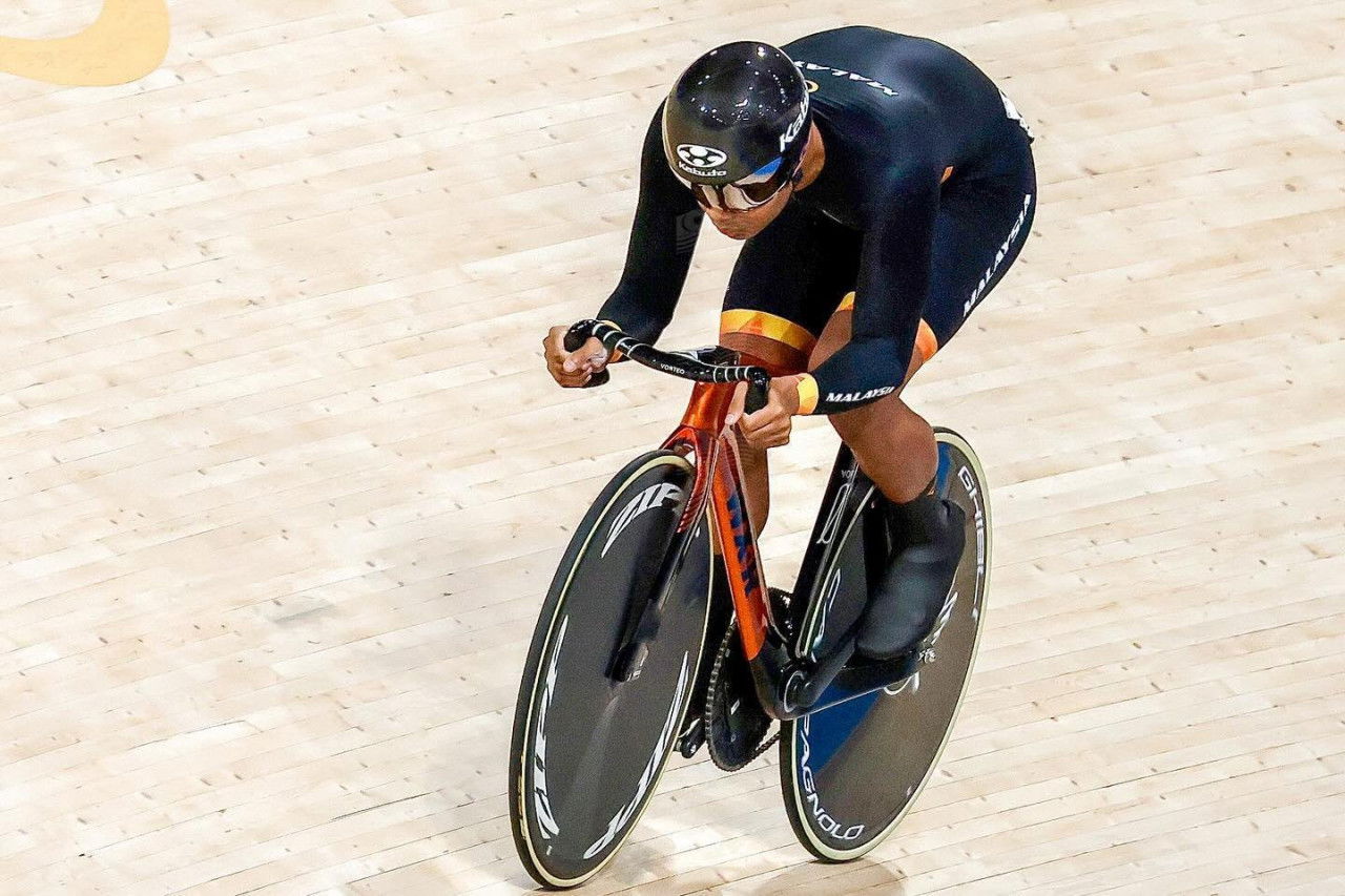 Impian Mohd Shah Firdaus untuk meraih pingat acara Keirin berakhir semalam - Gambar OCM