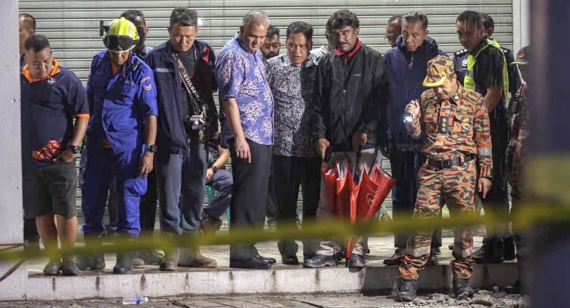 Rusdi Mohd Isa (tengah) meninjau lokasi tanah jerlus tengah malam tadi - Gambar BERNAMA