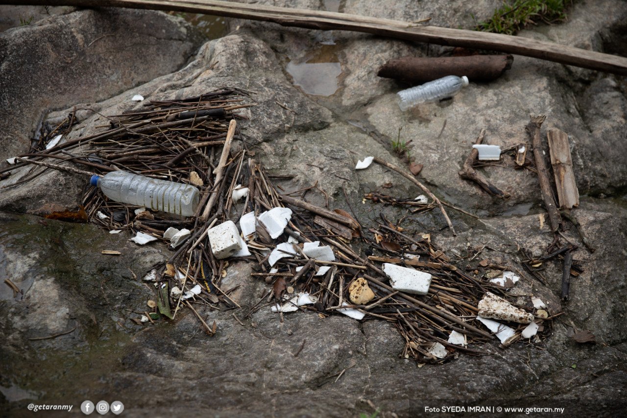 Sampah sarap yang mencemar persekitaran Sungai Pisang. - Gambar oleh Syeda Imran