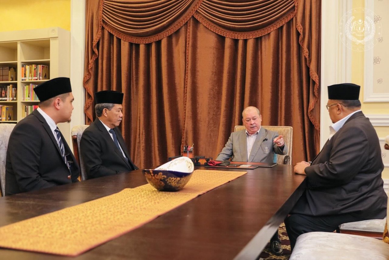 Sultan Ibrahim menyampaikan amanat kepada pemimpin kanan UMNO dan DAP yang menghadap baginda hari ini - gambar Istana Negara
