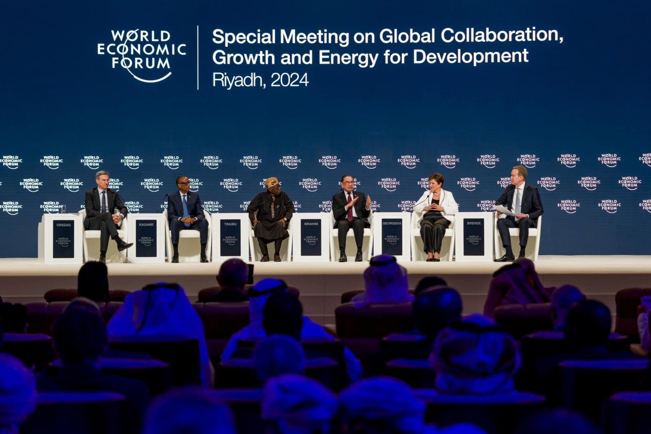 Perdana Menteri (tiga, kanan) di Sesi Pembukaan Pleno WEF - gambar PMO