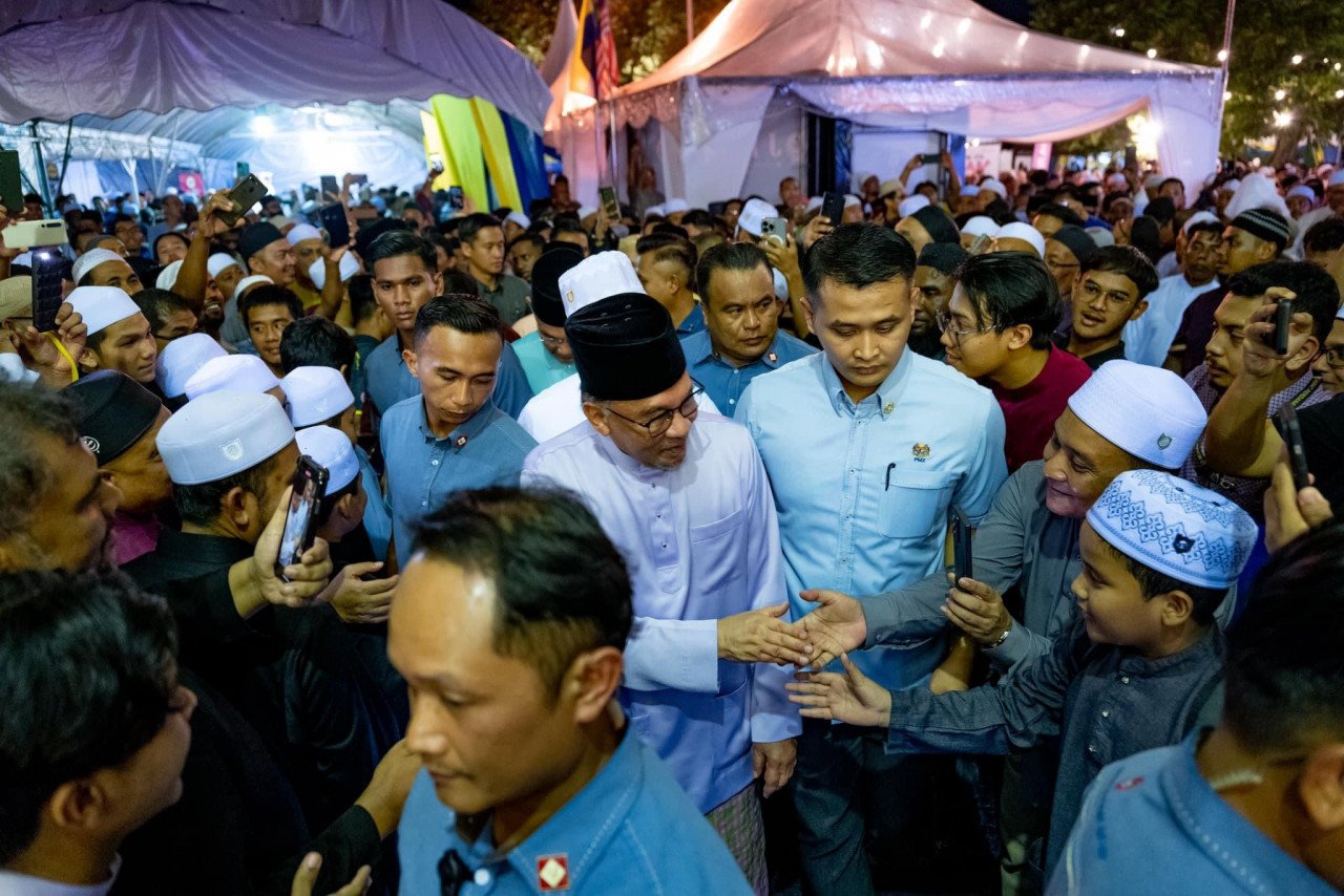 Ketibaan Perdana Menteri disambut ribuan pengunjung yang hadir ke Program Perkampungan Sunnah Siri Ke-9 malam tadi - gambar PMO