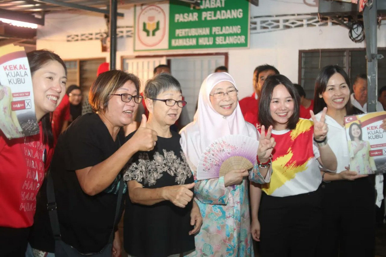 Isteri Perdana Menteri, Datin Seri Dr Wan Azizah Wan Ismail (tengah) turut hadir menyokong kempen kerajaan - Gambar X