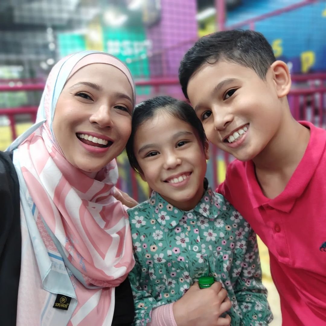 Irma Hasmie bersama dua anaknya, Redza Syah Irfhan dan Irma Nur Naylie.