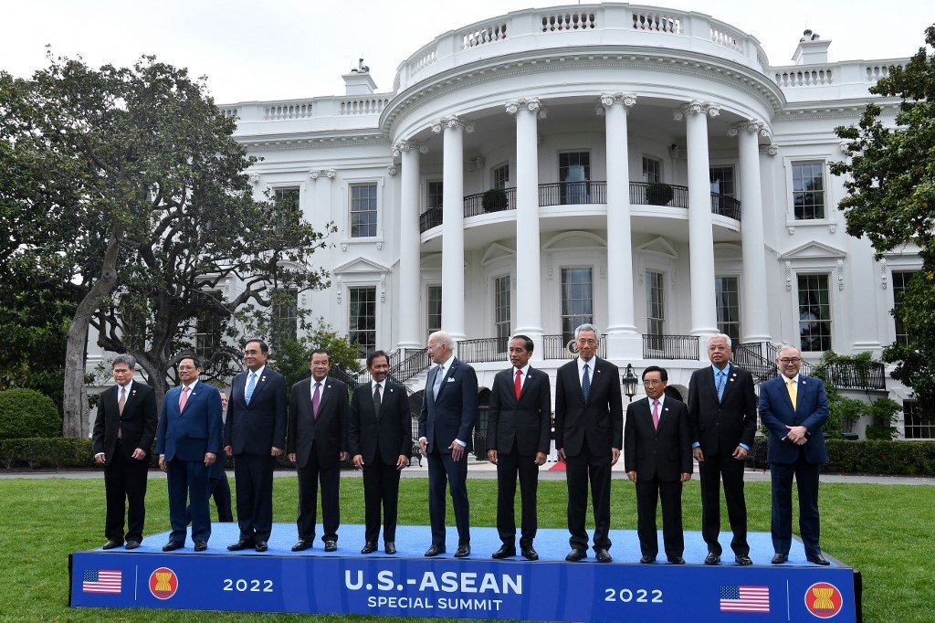 Ismail Sabri (dua, kanan) bersama Biden (tengah) dan pemimpin ASEAN bergambar di pekarangan White House. - Gambar AFP