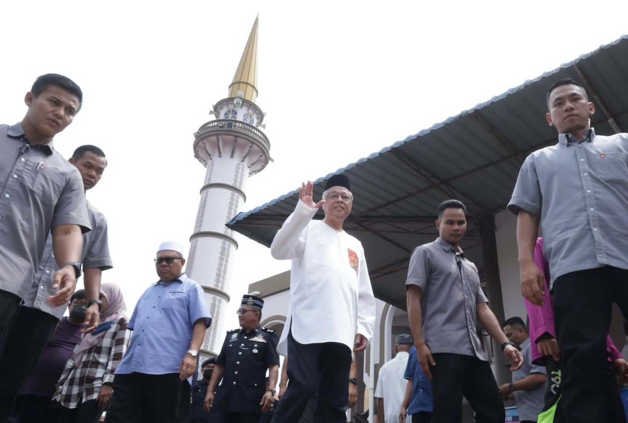 Ismail Sabri segak berbaju Melayu putih dan bersongkok dilihat bersahaja menyapa jemaah yang hadir untuk menunaikan solat