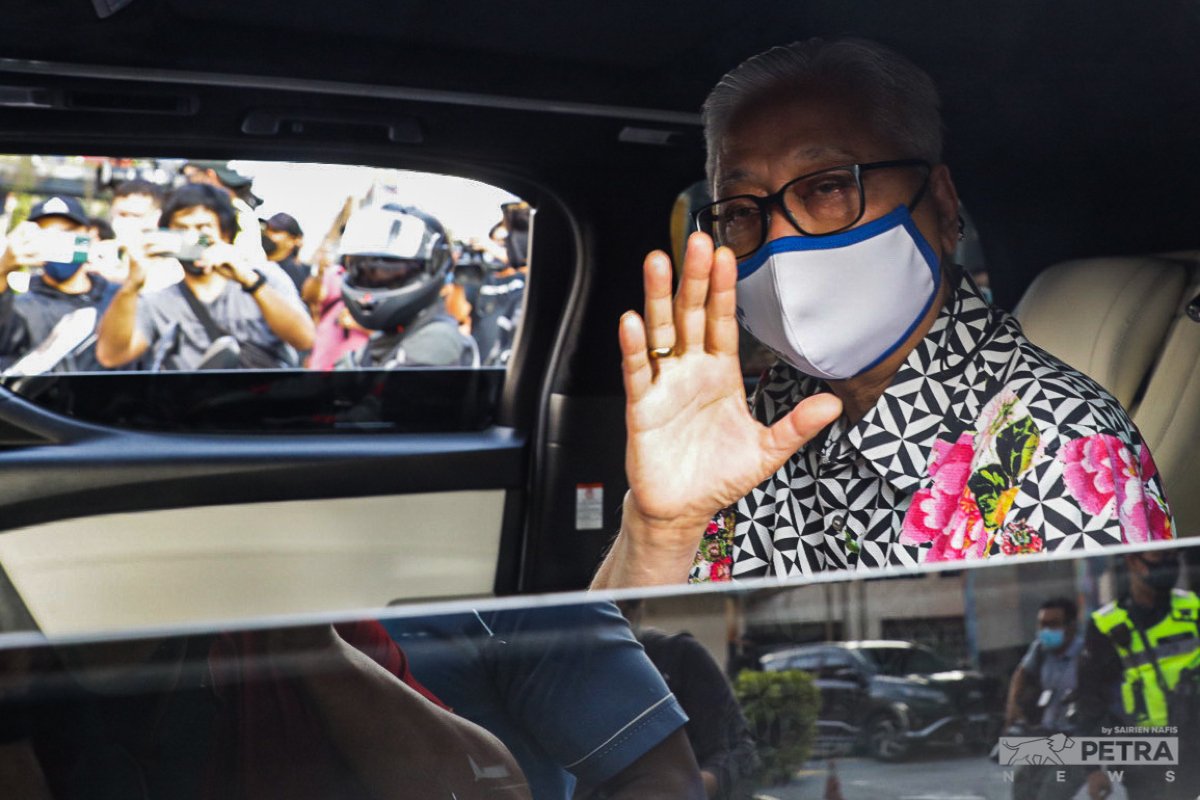 Ismail Sabri mengangkat tangan kepada petugas media selepas melawat Dr Mahathir di IJN, petang tadi. - Gambar Sairien Nafis