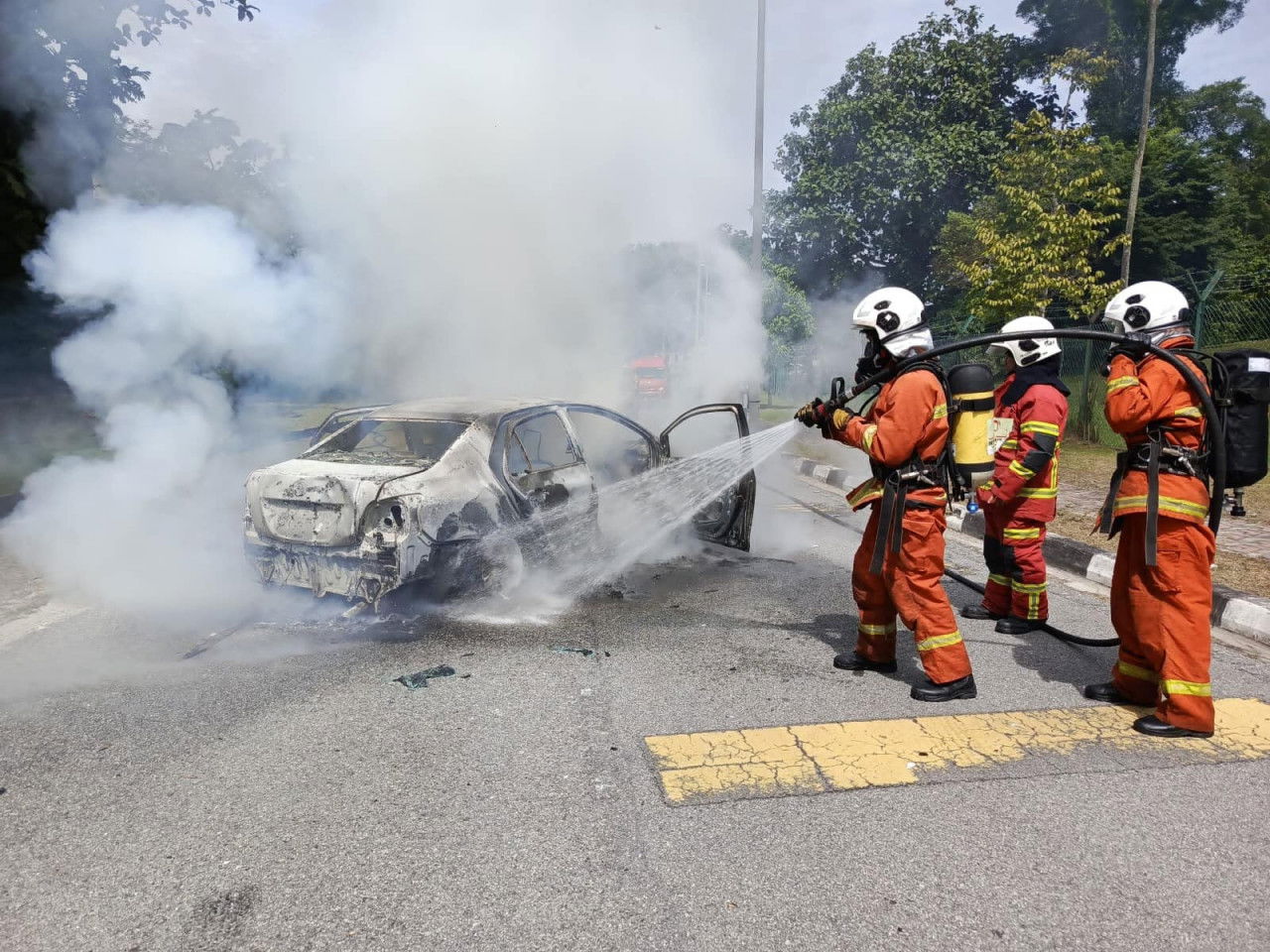 Pergelangan tangan itu dijumpai berhampiran lokasi sebuah kereta terbakar selepas terbabit dalam kemalangan di hadapan Hospital Bahagia Ulu Kinta dekat Tanjung Rambutan pagi semalam.  – Gambar JBPM Perak