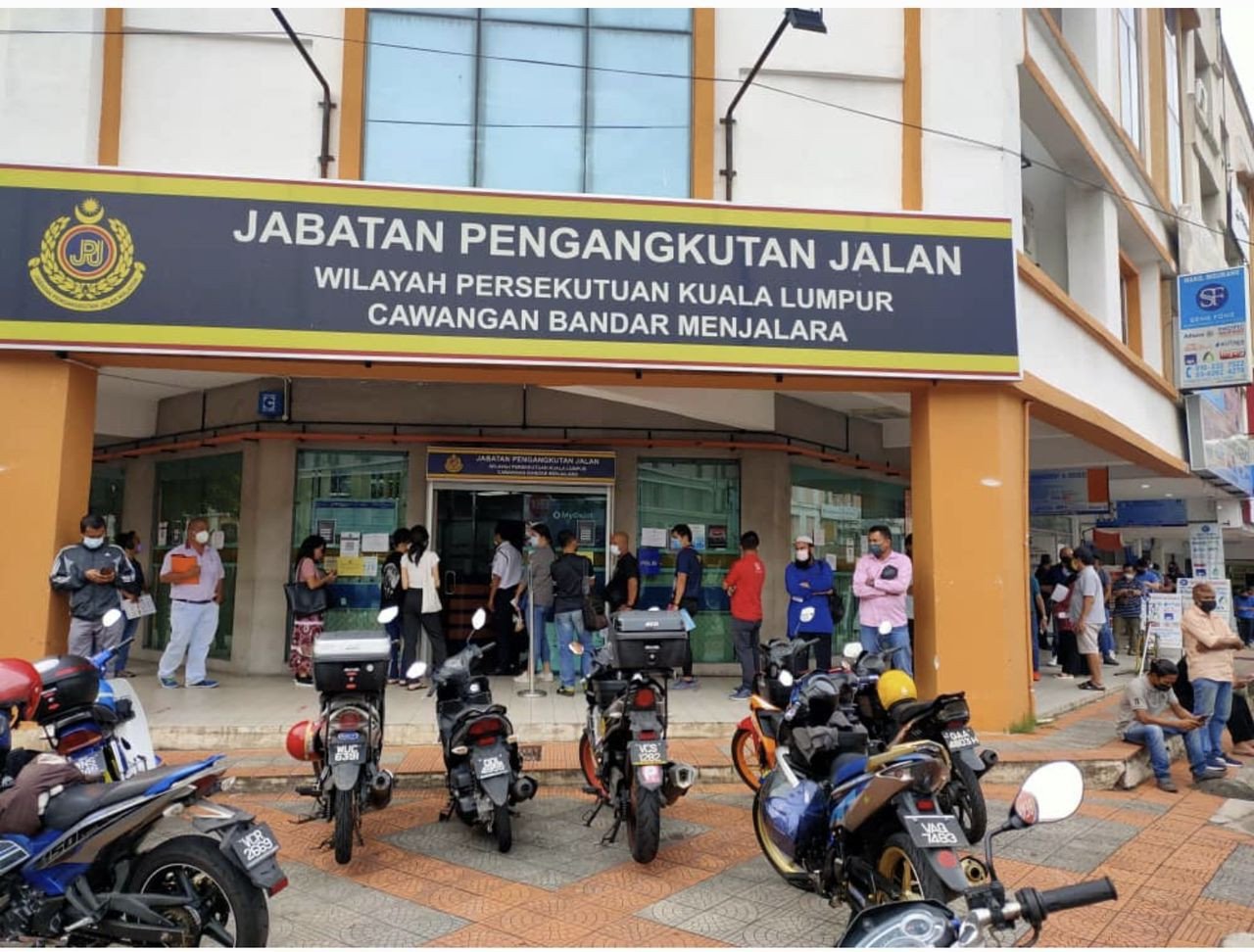 Suasana di pejabat cawangan JPJ di Bandar Menjalara, yang dipenuhi dengan orang ramai yang terpaksa beratur panjang untuk berurusan dengan JPJ.