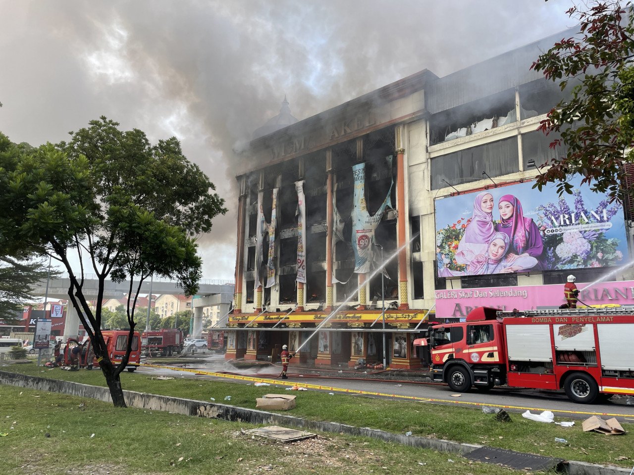 Kebakaran berjaya dikawal dan dipadamkan sepenuhnya setakat jam 10 pagi tadi - Gambar oleh Rahim Nasir