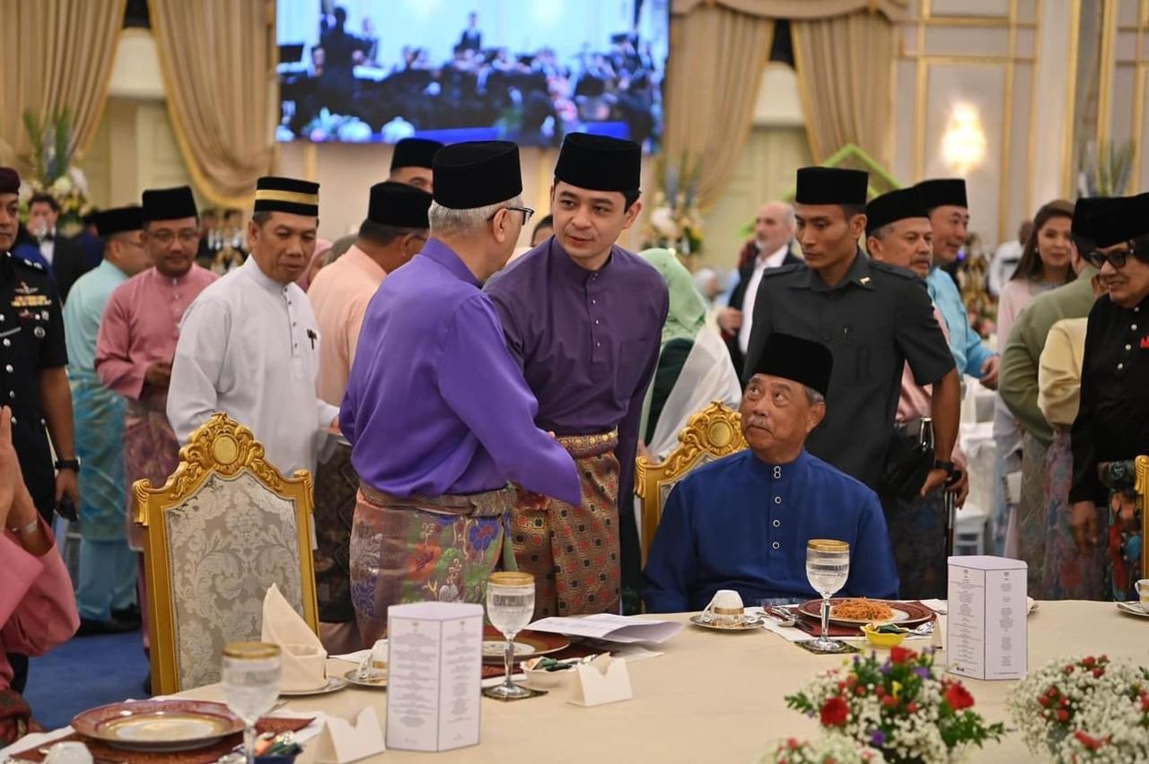 Tengku Hassanal Ibrahim Alam Shah (tengah) bertemu tetamu sambil diperhatikan Muhyiddin Yassin (duduk) - gambar Istana Negara