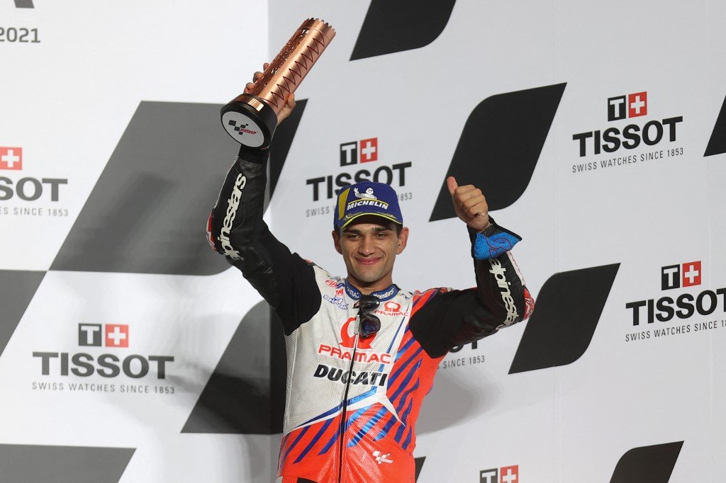 Martin menjulang trofi di atas podium selepas menamatkan GP Doha di tempat ketiga. - Gambar AFP