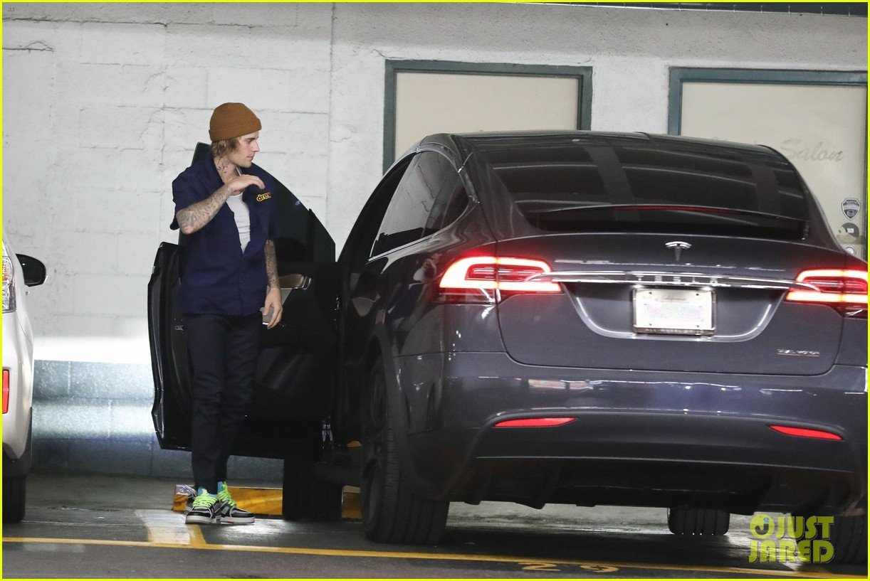  Justin Bieber bersama Tesla X di parkir - gambar justjared.com