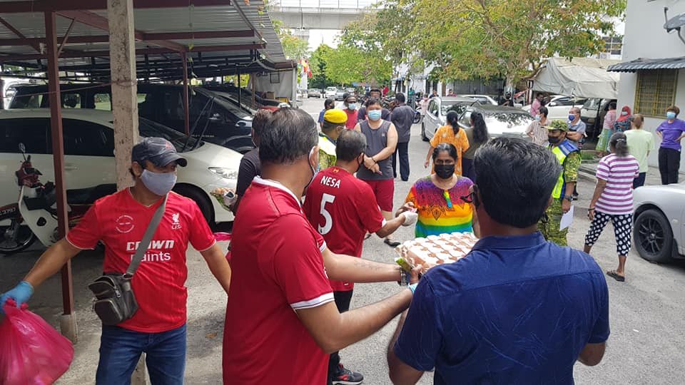 Ahli KL Kopites mengagihkan bantuan kepada penduduk Puchong. - Gambar dari Facebook KL Kopites
