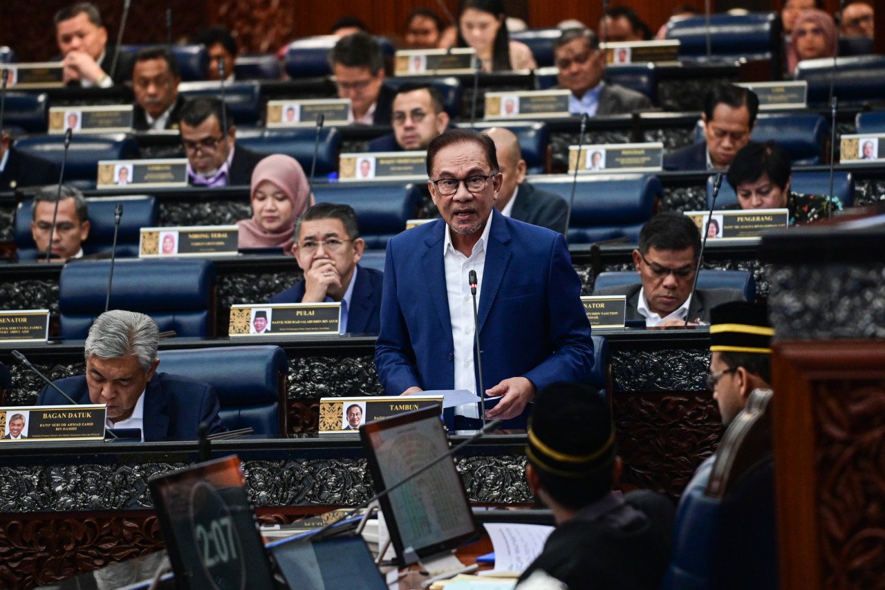 Menurut Anwar Ibrahim, bilangan ahli aktif yang mencapai Simpanan Asas (RM240,000 pada usia 55 tahun) merosot daripada 36 peratus pada 2020 kepada 29 peratus akhir tahun lalu - Gambar Fail 
