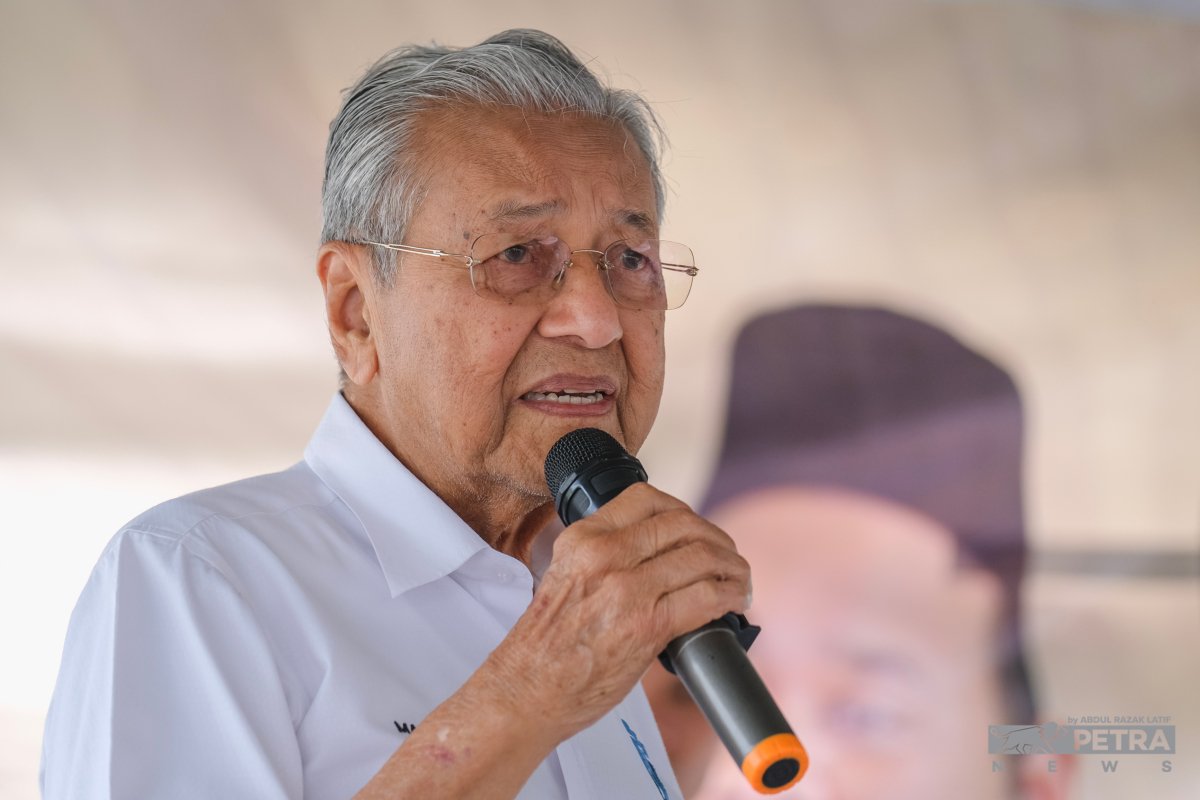 Bulan lalu, Dr Mahathir mengumumkan beliau dan 12 individu keluar daripada PEJUANG, susulan tindakan parti itu memutuskan hubungan dengan Gerakan Tanah Air (GTA) - Gambar Fail