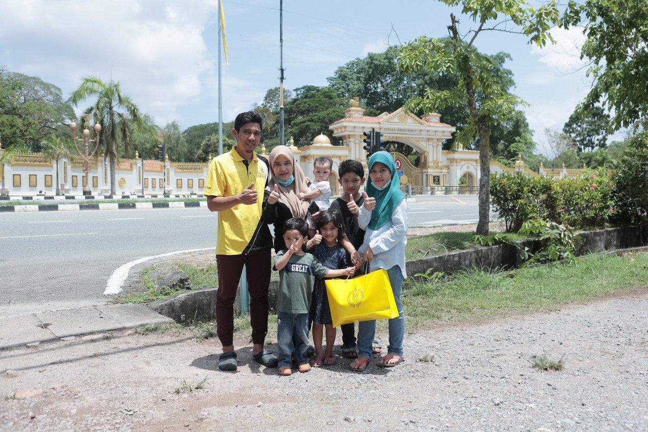 Kamarulnizam Ismail dan Noor Wahidah Abdullah bersama lima anak mereka selepas menerima coklat istimewa kurniaan Sultan Kedah, Al-Aminul Karim Sultan Sallehuddin Sultan Badlishah  dan Sultanah Maliha Tengku Ariff.