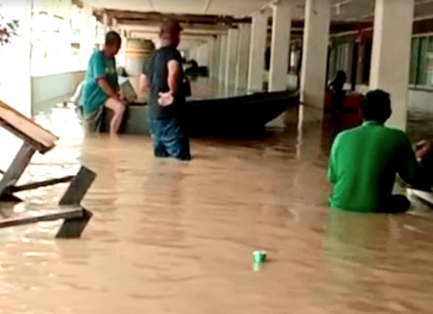 Masalah banjir di kawasan pedalaman Sarawak sudah berdekad berlaku tanpa penyelesaian. - Gambar ihsan Philip Jau