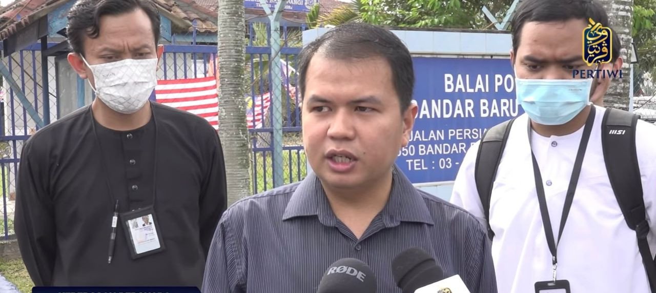 Ketua Pegawai Operasi TV Pertiwi, Mohd Firdaus Salleh Hudin membuat laporan polis baru-baru ini selepas laman web dan akaun TikTok mereka disekat - gambar Youtube TV Pertiwi
