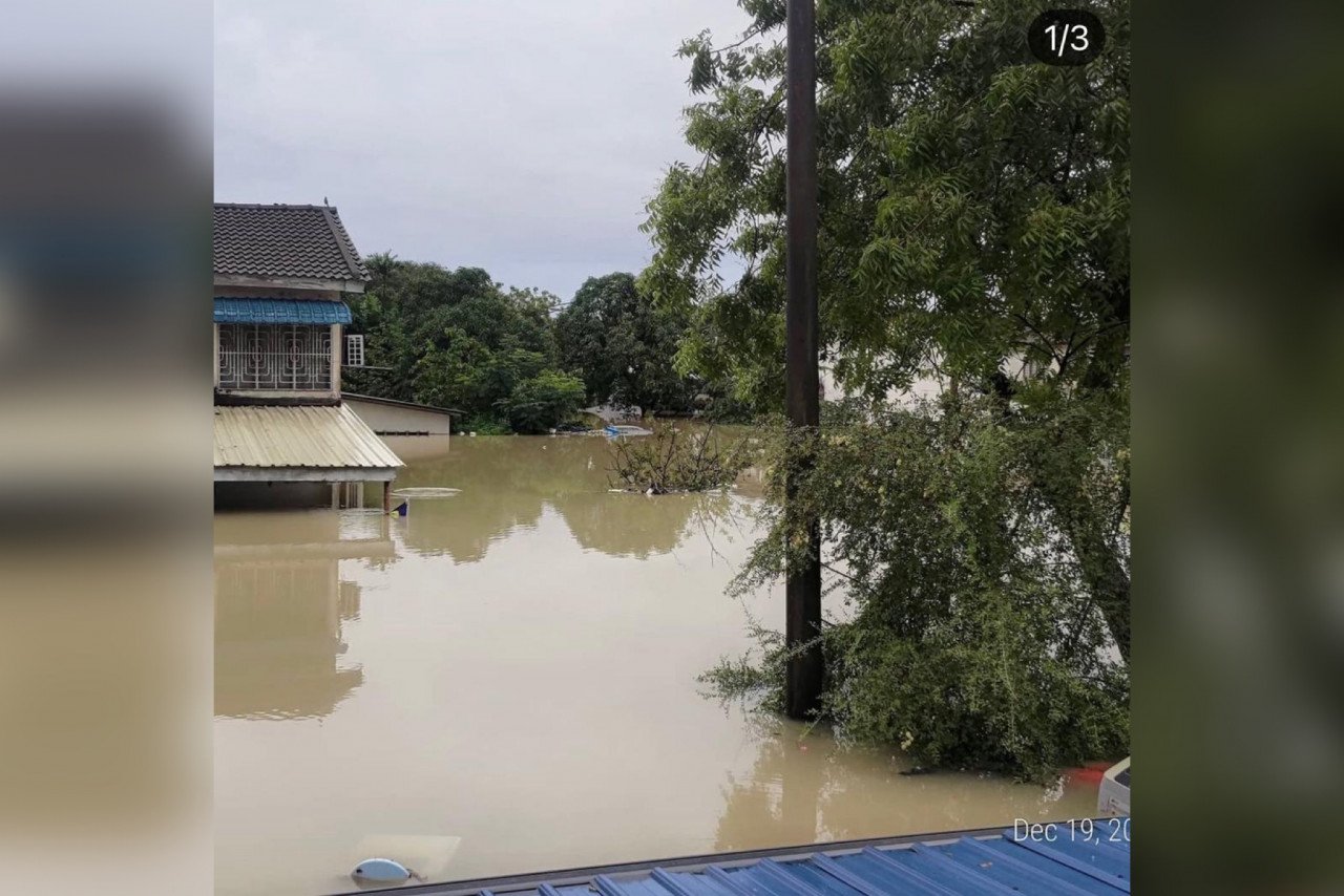 Keadaan diluar rumah Nurull Ain yang banjir.