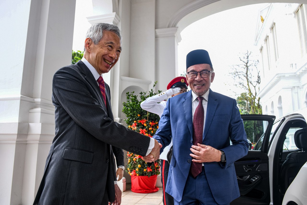 Anwar Ibrahim bersama Lee Hsien Loong. Selepas Brunei, Anwar ke Singapura pada 30 Januari untuk lawatan sehari - Gambar Fail Jabatan Perdana Menteri