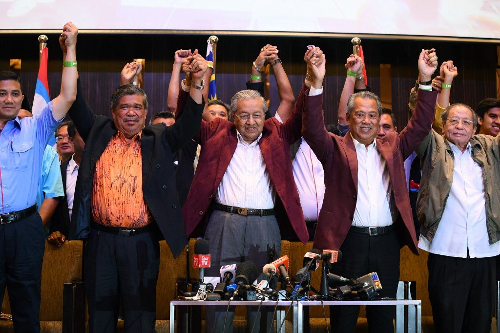 Dr Mahathir bersama pemimpin pembangkang lain meraikan kemenangan selepas BN tumbang pada pilihan raya umum ke-14 lalu. - Gambar AFP