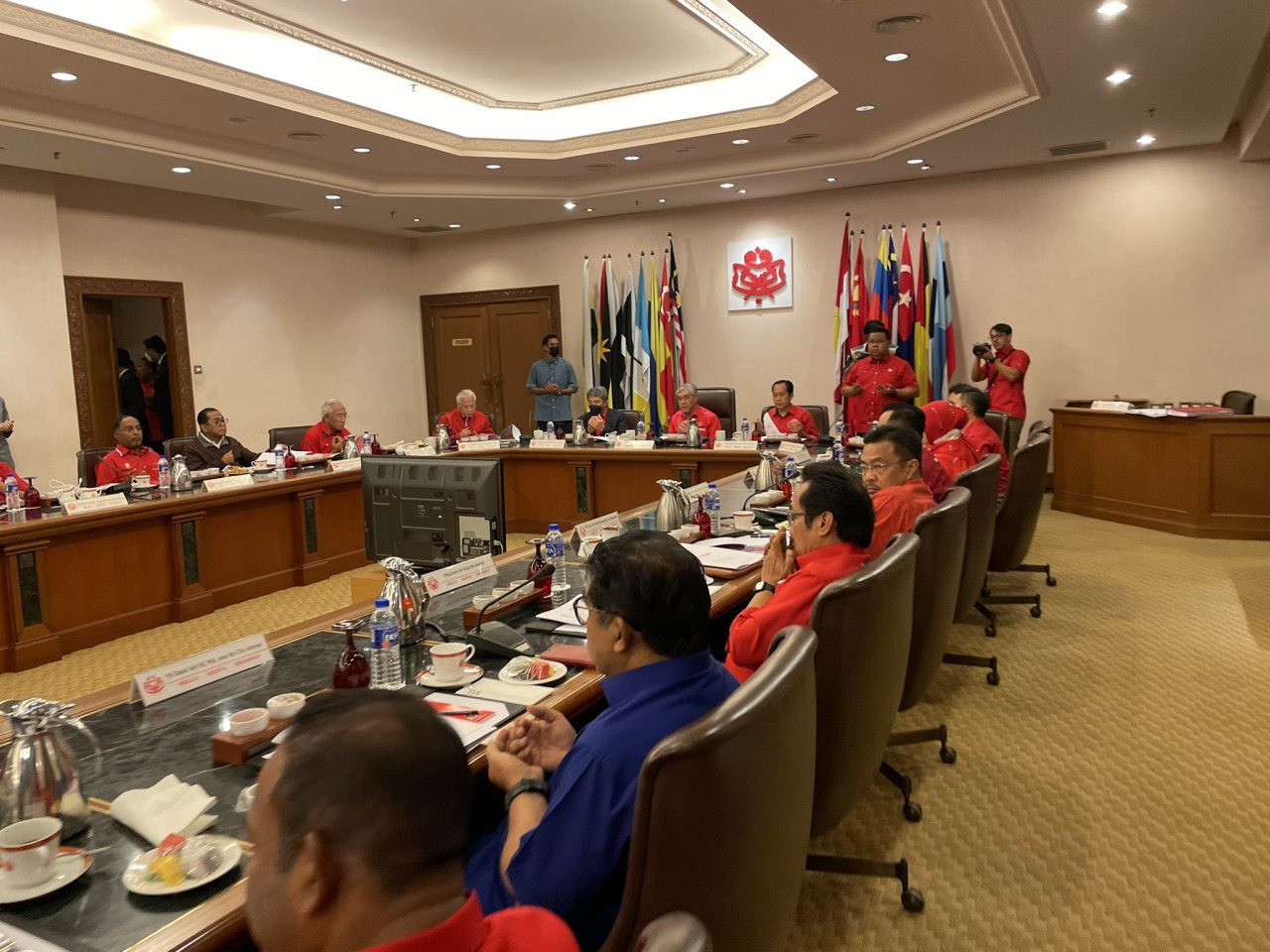 Datuk Seri Bung Moktar Radin berkata mesyuarat itu hanya membincangkan mengenai solidariti pemimpin bagi memperkukuh parti dalam menghadapi PRU-15 - Gambar Twitter Ahmad Maslan