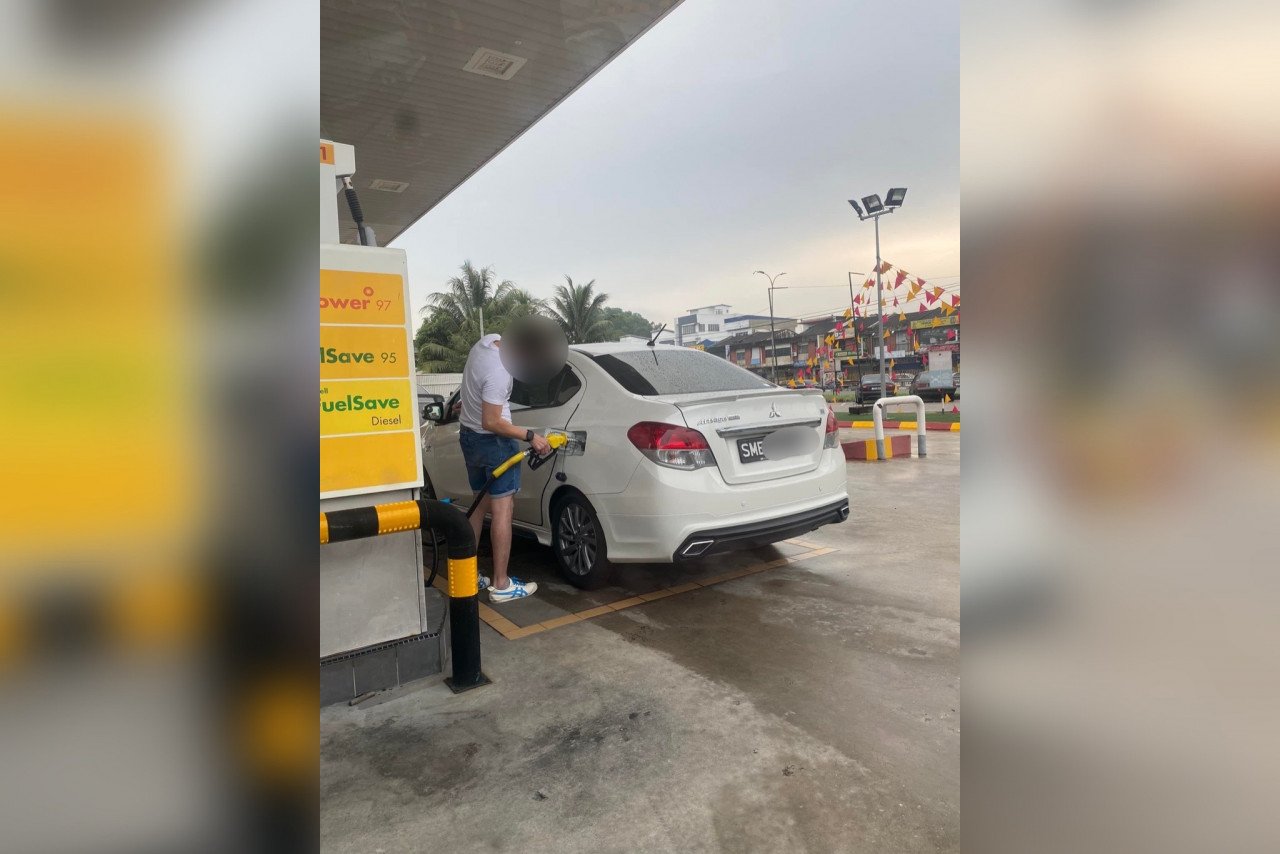 Sikap pemandu kereta Singapura mengisi petrol RON95 pada kenderaan mereka telah dikecam netizen di media sosial. - Gambar dari Facebook Ika Atikah