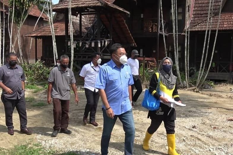 Mohd Sharkar (dua dari kanan) mendengar taklimat sambil meninjau kerosakan chalet dan resort yang beroperasi di Pulau Santap, dekat Janda Baik, Bentong, di sini.