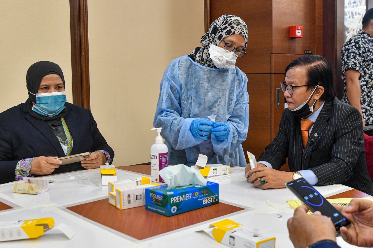 Ahli Parlimen Temerloh Datuk Mohd Anuar Mohd Tahir sedang menjalani ujian saringan COVID-19 di Parlimen. - Gambar dari Jabatan Penerangan