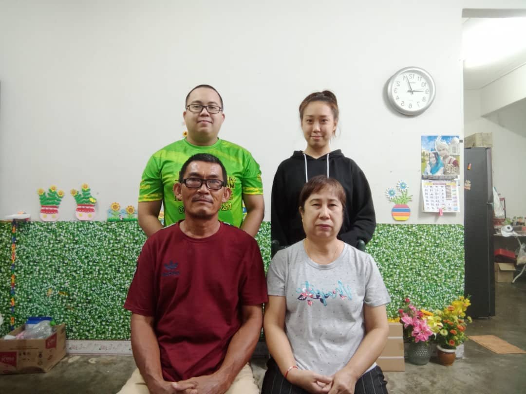 Muhammad Hafiz (kiri, berdiri) bersama ahli keluarganya iaitu bapa, Lee Chooi Cheng; Ibu, Pacharee dan adik, Lee Pei Fen.