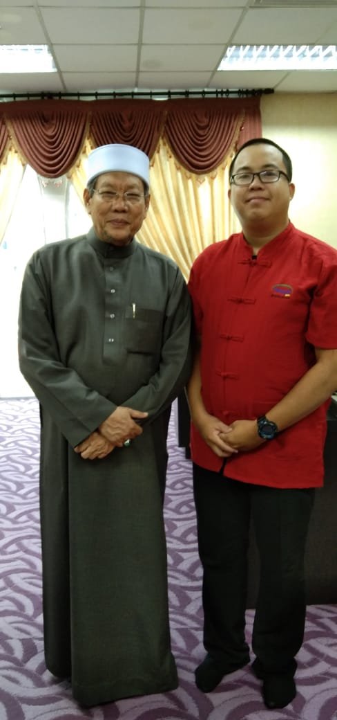 Muhammad Hafiz bersama Mufti Kedah, Datuk Syeikh Fadzil Awang.