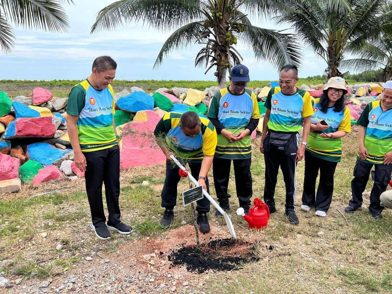 Muhammad Sanusi (dua, kiri) menanam pokok sempena Sambutan Hari Alam Sekitar Sedunia Peringkat Negeri Kedah - Gambar Rafisqi Radhi