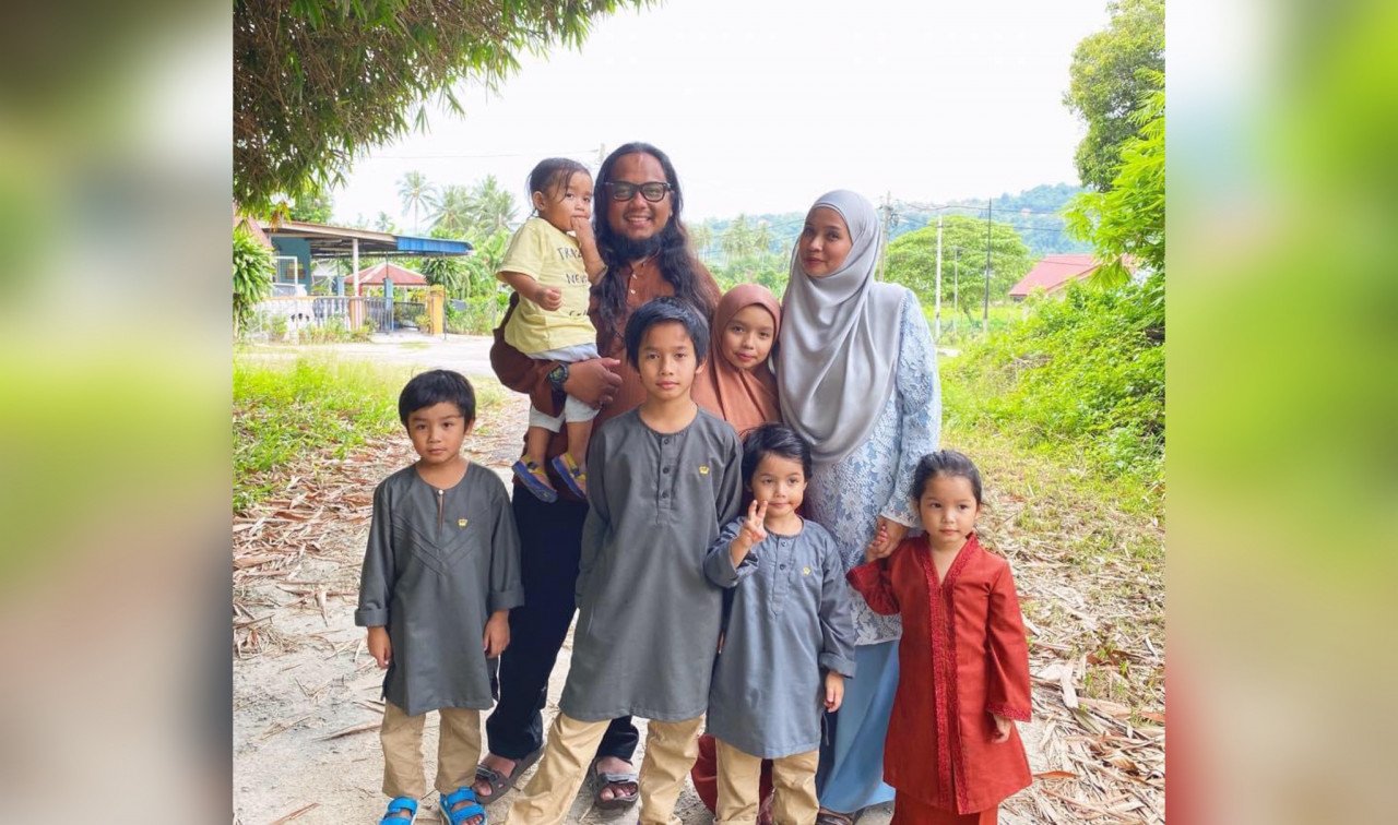 Nazri (kiri) bersama isteri Natasha Mik’yal Abdul Wahab dan anak-anak. 
