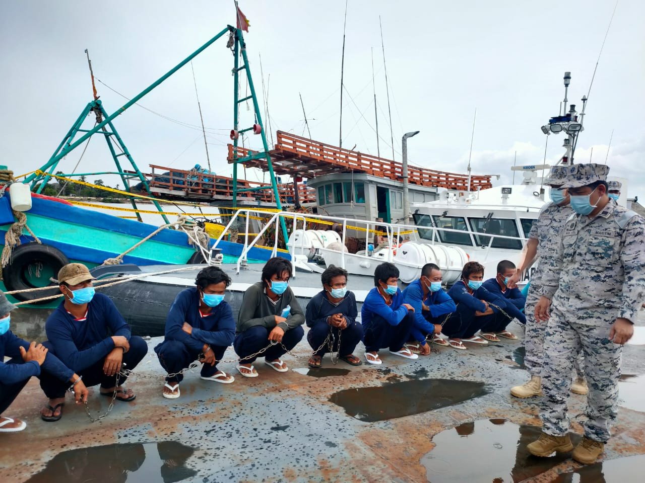 Seramai 11 nelayan Vietnam termasuk dua tekong yang ditahan oleh Agensi Penguatkuasaan Maritim Malaysia Negeri Kelantan di 94 dan 97 batu nautika dari Muara Tok Bali di sini, semalam.