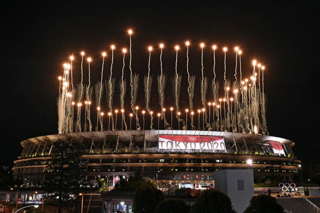 Percikan bunga api menerangi Stadium Olimpik sempena pelancaran Sukan Olimpik Tokyo 2020, malam tadi. - Gambar AFP