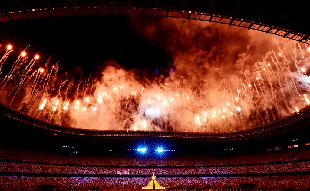 Bunga api dinyalakan bagi menandakan Sukan Olimpik Tokyo 2020 bermula dengan rasminya. - Gambar AFP